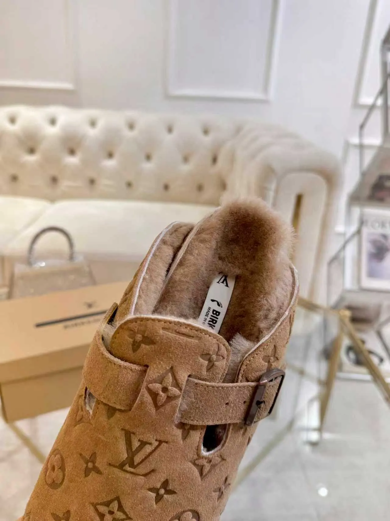 p600 ✨ LV wool slippers for couples｜Even the toes exude a sense of luxury ✨ We have achieved the ultimate restoration of the "high version" of this pair of LV classic Birkenstock slippers, with the mark of luxury in every detail. 👫 ▫️ Original jacquard with delicate cowhide leather, retro texture is at your fingertips; ▫️ 100% pure wool lining, wearing barefoot is like stepping on clouds, skin-friendly, breathable and not sweaty; ▫️ Three-dimensional toe cap + non-slip rubber sole, safe and secure when walking in the wind.  The belt buckle and presbyopia elements are embellished, revealing the aura of a big-name brand in a low-key manner. Whether it is on a date or out on the street, every step is like walking in the middle of a show.  Pair it with jeans for a lazy and casual look; with a coat and skirt, it will look elegant. With one pair of shoes, you can easily switch between multiple styles, and you never have to be deliberate about the sense of luxury.  #LVcouples #high-endwear #lightluxurylife #quality recommendation Fabric: classic presbyopia/imported sheepskin/classic jacquard fabric Lining: imported wool lining Sole: original rubber sole Size: Female 35-41 Male 38-46